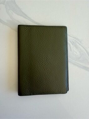 Classic Men's / Women’s NWOT Leather Card Key Passport Holder Wallet Olive Green
